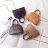 Hot Sell barn designer purses koreanska mode små flickor handväskor gåvor småbarn baby mini messenger väskor klassiska tryck barn pu läder skal axelväska