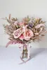 Hochzeitsblumen HIMSTORY Vintage künstliche staubige rosa Blumensträuße Romantische Pfingstrosen Brauthandgemachte Seidenrosen Bräute halten Blumen in der Hand