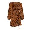 Sexig Leopard Print Ruched Satin Dress Kvinnor Vintage Lantern Långärmad Bodycon Kort Klänning Höst Vinter V ncek Boho Dress 210415
