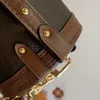 2022 Bolso de lona para axilas con cadena Bolsos cruzados en forma de barril Letra simple Cadenas de cuero genuino Lentejuelas Solapa Solapa Lona dura Retro salvaje Bolso de hombro de diseñador