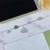 Il braccialetto di fascino di disegno del fiore d'argento S925 con l'agata grigia della conchiglia bianca per il regalo dei monili di cerimonia nuziale delle donne ha il timbro della scatola PS4877