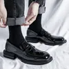 Sukienka Buty Mężczyźni Business Casual Square Toe Oxford PU Patent Leather Koreański Streetwear Moda Mężczyzna Mokasyny ślubne