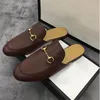 Designer Princetown Loafers Tofflor Läder Loafers Sko Kvinnor Män Tofflor Lyxiga Lågklackade Runda Tå Slides Mules Metall Spänne Sandaler