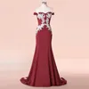 2022 Nyfrikansk Burgundy Off Shoulder Bridesmaid Dresses Mermaid Long White Lace Appliques Satin Sweep Train Wedding Guest Chowns