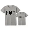 Summer Family Matching Tenues Maman et moi Vêtements Lettre T-shirt à manches courtes Mère Fille Love Heat Print Vêtements 210429