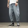 Mäns Jeans 2022 Sommar Slim för Mens Streetwear Koreanska Designer Regelbundna Distressed Denim Homme Byxor Hip Hop Hole Byxor