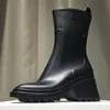 Luxur Designer Womens Half Boots Chunky Med klackar Vanliga fyrkantiga tår sko Rainboots Kvinnor Midkalv byte slitage resistent