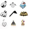 Szpilki Emalia Origami Gra Heart Coffin Science Cobweb Mecze Róża Nóż Broszka i Pin Cartoon Lapel Przycisk Odznaki