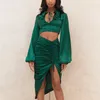 Vår sommar kvinnors gröna satin kjol kostym sexig v-neck lyktor ärmar rynkor skörd topp wrap 2 stycke uppsättning kvinnlig outfit 210514