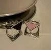 Anello lettera design di nicchia triangolo rovesciato rosa e metallo nero temperamento punk street shot master semplice consegna veloce femminile di alta qualità