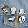 Coffin Skull Broche Pins Pin de lapela de esmalte para homens Men Jóias de moda de moda de vestido de primeira linha e areia