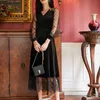 Mode Velvet Femmes Robe avec maille à manches longues Vintage de dentelle pour robe de col en V noir Femme 13084 210508