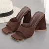 Tofflor 2021 Kvinnor Designer 11cm Högklackat Slides Mules Sommar Triangel Tjock Block Sandaler Flock Luxury Chunky Shoes