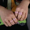 Cluster-Ringe Iced Out Bling Frauen-Finger-Verlobungs-Rosa-Zirkonia-Voll-CZ-Ewigkeitsband Doppelreihen Pinky Stacking