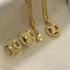 Oorbellen ketting verkoper vintage sieraden set gracieuze charme kettingen en diamanten oorclip