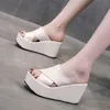 Hausschuhe Casual High-Heeled Schuhe Dame Plattform Slipers Frauen Auf Einem Keil Niedrigen Rutschen Luxus 2021 Weiche Sommer Rom PU Gummi Fabri