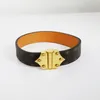 Luxuriöses Designer-Schmuck-Damen-Lederarmband mit Herzschloss-Hardware-Charme-Armbändern, vierblättriges Blumenmuster, goldfarbener Taschenanhänger zum Aufhängen, modische Bijoux-Riemen