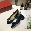 Direktförsäljning! Högkvalitativ Kvinnors Klänning Skor Mode Round Head Patent Läder Ribbon Spänne Flat Highs Heels Show Party Wedding Women Shoe Luxury Box 35-41