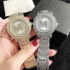 Merk Horloges Vrouwen Meisje Diamant Kristal Grote Letters Stijl Metalen Stalen Band Quartz Polshorloge M126