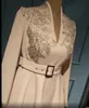 Elegancki Nude Różowy Krótki Linia Formalne Suknie Wieczorowe Głębokie V Neck Długie Rękawy Rocznika Herbata Długość Buffy Prom Dress Aplikacje Złote Koronki Specjalne okazje Suknie 2021