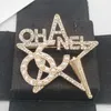 Klassieke Merk Luxe Desinger Broche Vrouwen Ster Inlay Kristal Strass Parel Letters Broches Pak Pin Mode-sieraden Kleding Decoratie Accessoires Geschenken