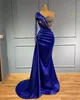 2022 Hunter Green Evening Dresses Mermaid Dubai Plus Size One Shoulder Long Sleeves Crystals Pärled Satin Custom Made Prom Party G1938168