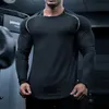 T-shirt da uomo 2022 Autunno Manica lunga da uomo O-Collo T-shirt in cotone Bodybuilding Allenamento Skinny T Shirt Uomo Palestra Fitness Tee Tops