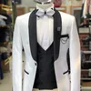 3 pezzi smoking da sposa slim fit abiti da uomo bianchi giacca con pantaloni neri gilet con risvolto risvolto testimoni dello sposo indossano blazer da ballo di moda X0909