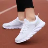 Toptan 2021 Tenis Erkekler Bayan Spor Koşu Ayakkabıları Süper Işık Nefes Koşucular Siyah Beyaz Pembe Açık Sneakers EUR 35-41 WY04-8681
