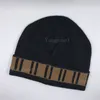最高品質のクラシックレターニットビーニーキャップスカルキャップ男性女性秋冬暖かいウール刺繍コールド帽子カップルファッションストリート帽子クリスマスギフト 2021