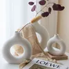 Vase en céramique creux rond nordique Donut demi-longueur femme bureau bureau salon décoration intérieure maison 211215