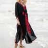 Noir Indie Folk brodé col en V manches chauve-souris robe d'été en vrac plage caftan femmes grande taille vêtements de plage couvrir N854 Sarongs