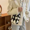 Checkerboard lamm ull väska kvinnlig crossbody väska hösten och vinter avslappnad enkel design mobiltelefon liten fyrkantig väska