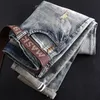 Koreanska stil mode män jeans retro ljusblå elastisk smal passform rippad broderi designer hip hop denim punk byxor 1tyu