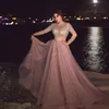 2021 Sexy Hoge Hals Dusty Pink Muslim Avondjurken Draag Illusie Lange Mouwen Crystal Beaded Plus Size Tule Arabische Formele Jurk voor Dames Dubai Prom-jassen