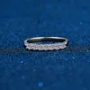 0.7ct 100％本物のMoissanite Eternity Ring Platinumめっきされたスターリングシルバーダイヤモンドエンゲージメントバンドリング女性の女の子ギフト