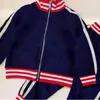 키즈 가을 겨울 복장 세트 소년 소녀 Tracksuits 정장 편지 인쇄 2pcs 디자이너 자켓 바지 정장 Chidlren 캐주얼 스포츠 의류 90-130 Teen Tracksuit