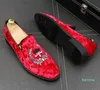 Herrenmode-Slipper aus Samt mit Stickerei und spitzer Zehenpartie, flache Freizeitschuhe zum Fahren, rot-schwarze Schuhe, EUR 38–43