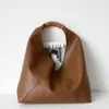 Borsa a mano in pelle bovina di design di nicchia moda Joker borsa a tracolla intrecciata con cuciture minimaliste borsa tote ascella geometrica261v