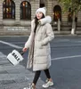 Piumino bianco da donna invernale moda casual nella tendenza di lunghi cappotti caldi