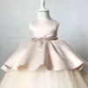 Härlig champagne Backless Flower Girl Dresses Boll Gown Pearls Satin Golvlängd Tulle Lilttle Barn Födelsedag Pageant Wedding Gowns Party Dress