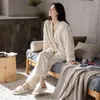 Atuendo winter warm suild weiß pyjama set für frauen vintage atoff home satin flanel schlafwäsche 100% samt weiche seide nachtwäsche 211112