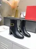 botas negras de oficina