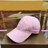 Top Caps Tasarımcı Mektup Ekose Tatlı Pembe Beyzbol Şapkası Moda Tasarımı Stripe Teped Cap Basit Casue Casquette Kadınlar VPGU