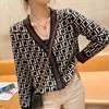 czerwony futro cardigan.