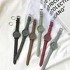 Designer Luxury Brand Watches Ntage Läder Simple Women Es Ulzzang Fashion Quartz Egenskaper Ladies ARISTS Retro Casual Kvinna Klocka