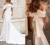 2022 Brudklänning Trumpet Bröllopsklänning Av Axel Court Tåg Satin Kortärmad Romantisk Plus Storlek Modern med Bow Vestido de Noiva Robe de Mariage