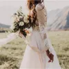 2021 vestidos de casamento do país boêmio com sheer mangas compridas Bateau Pescoço Uma linha Lace Applique Chiffon Boho Barato
