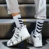 1 пара новая новая мода ins insoft черный белый белый полоса экипаж мужские носки спортивный высокий скейтборд Blaze улица счастливая длинная SOX на продажу x0710