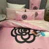 Lyx Rosa Designer Sängkläder Silk Brev Tryckt Queen Size Duvet Cover Bed Sheet Fashion Pillowcases Conterter Set